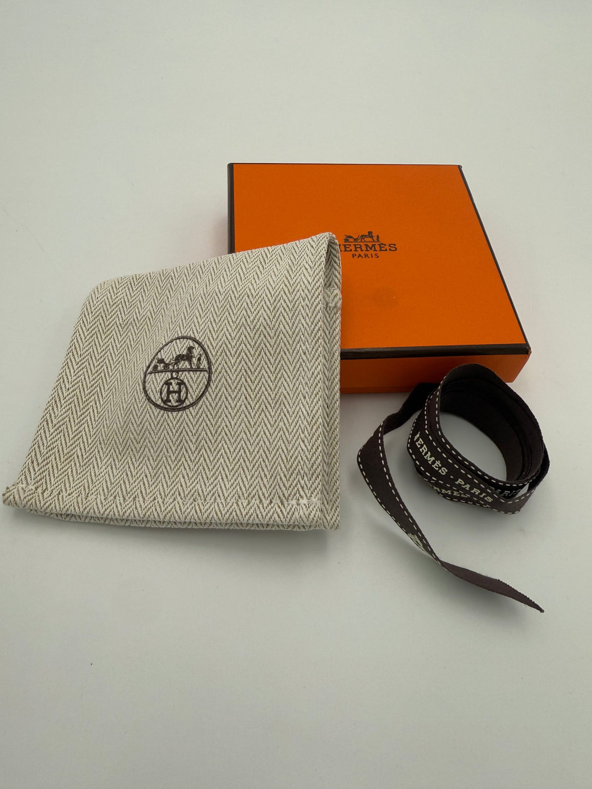 Hermès Brazalete con Cruce Destacado en Tiras Kelly