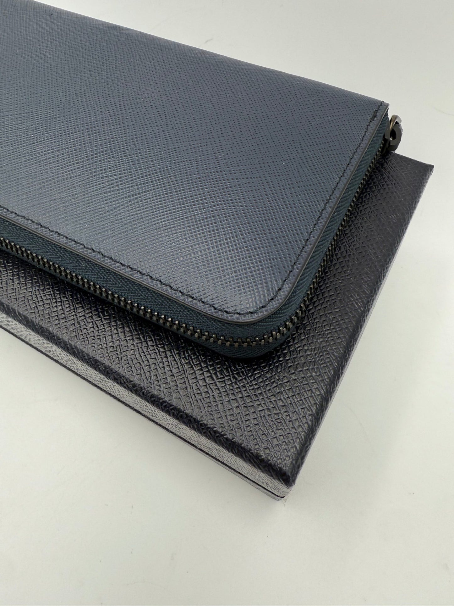 Portefeuille zippé bleu en cuir Saffiano Prada