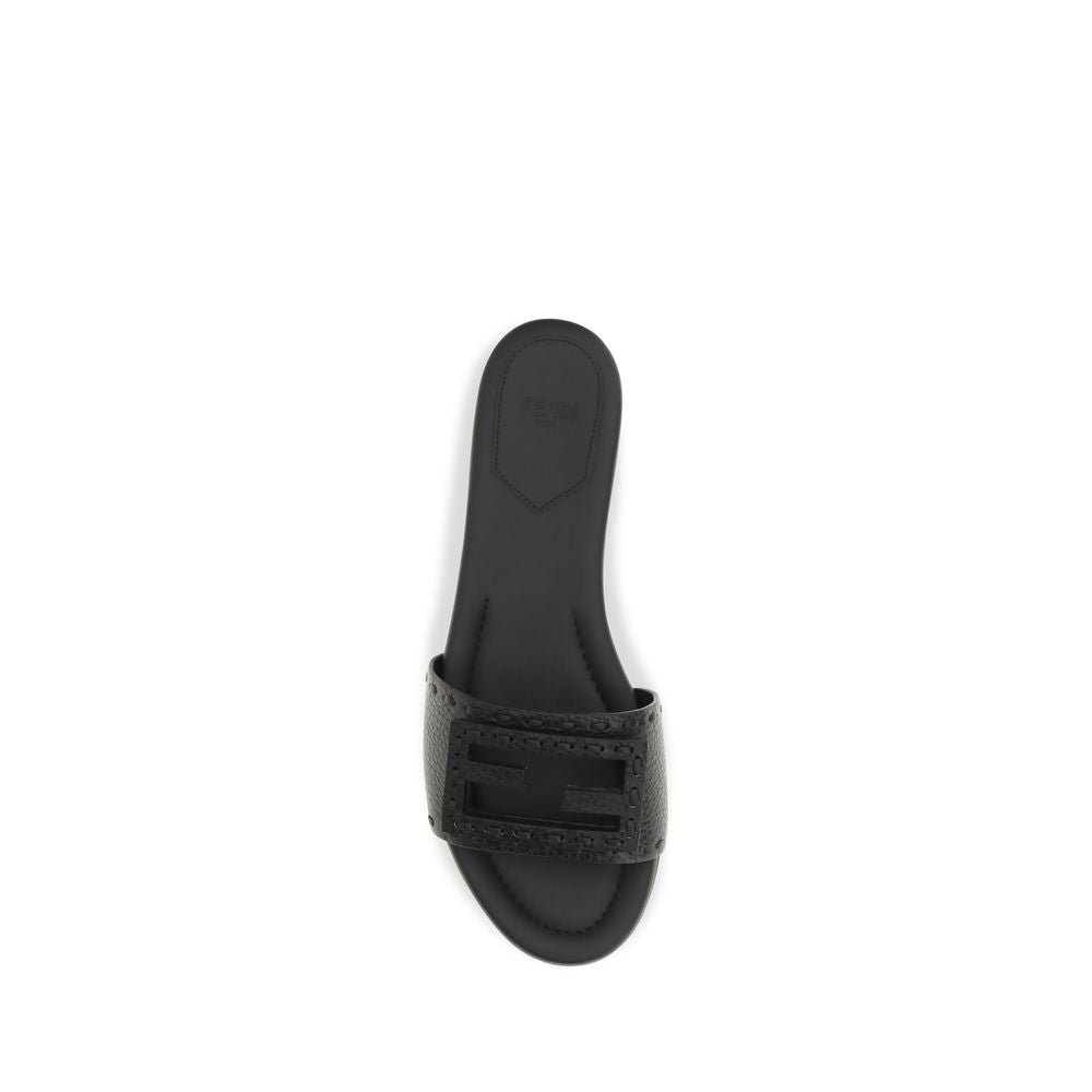Sandalias planas Fendi de piel de becerro negra Bos Taurus
