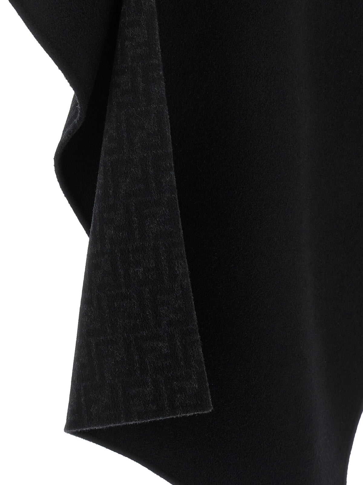 Abrigo Fendi Negro Elaborado En Pura Lana Virgen De Caída Natural
