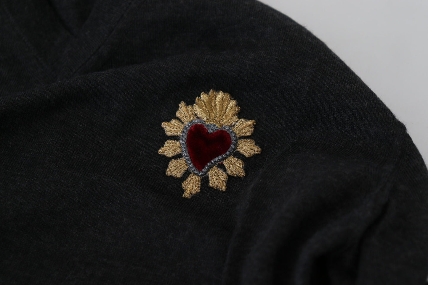 Jersey con cuello en V de cachemir gris con corazón dorado Dolce & Gabbana