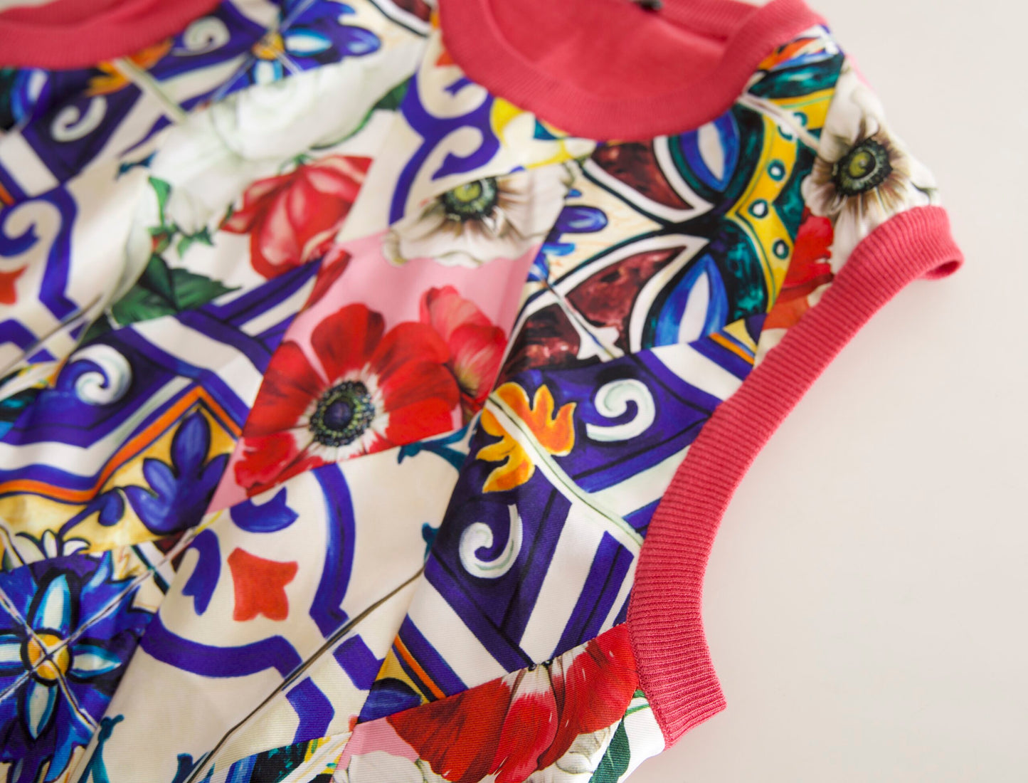 Camiseta sin mangas con cuello redondo y estampado floral de mayólica multicolor de Dolce & Gabbana