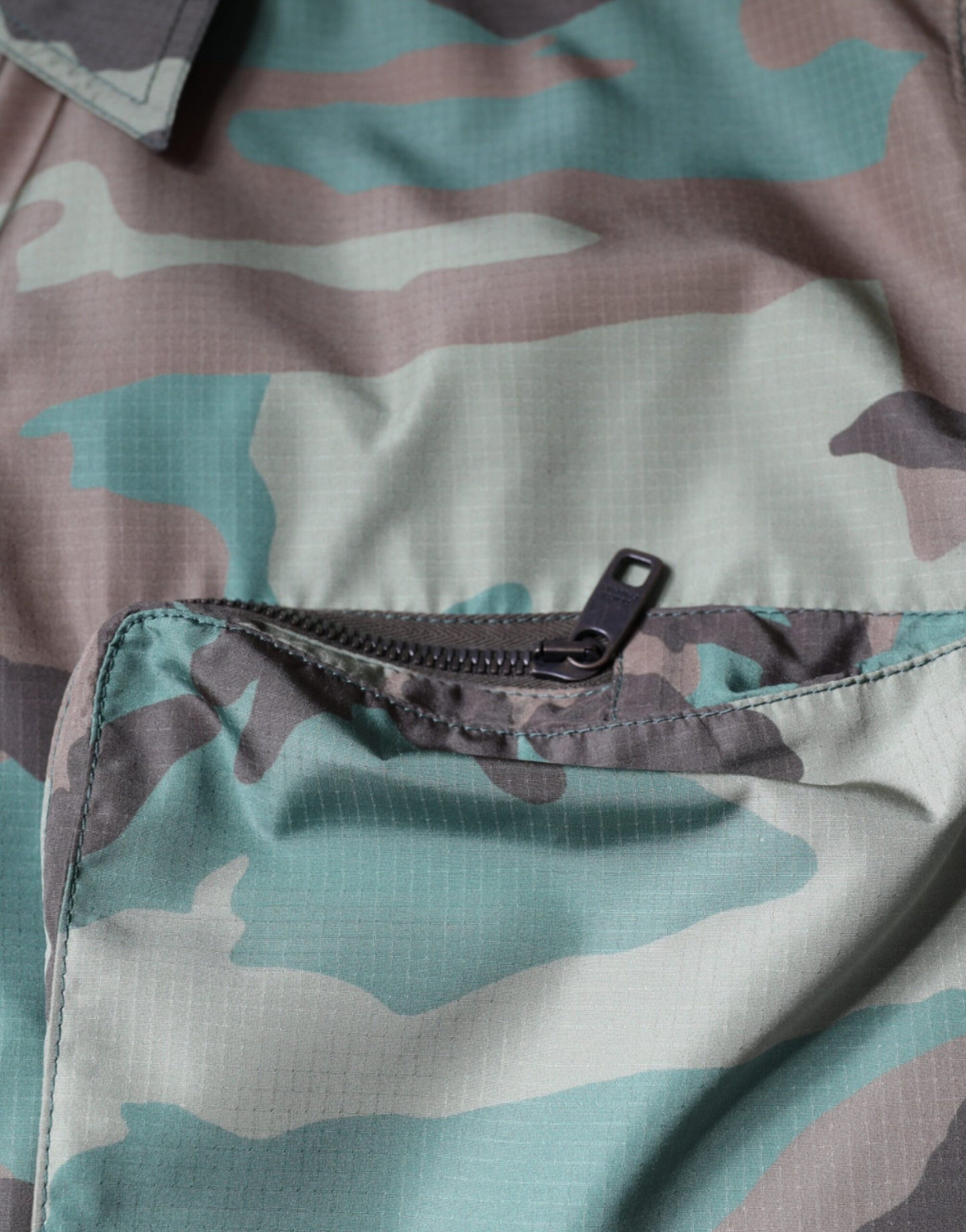 Camisa abotonada con estampado de camuflaje multicolor de Dolce & Gabbana