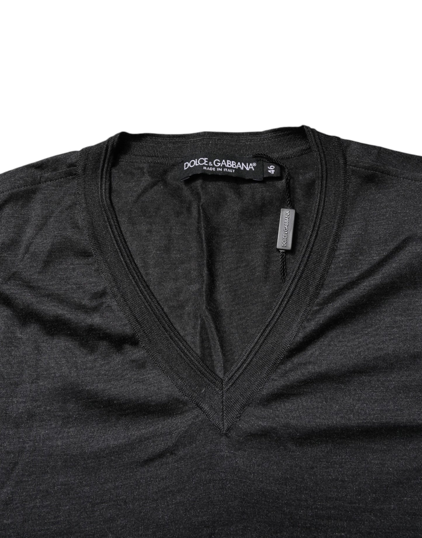 Camiseta de seda gris oscuro con cuello de pico y manga corta Dolce & Gabbana