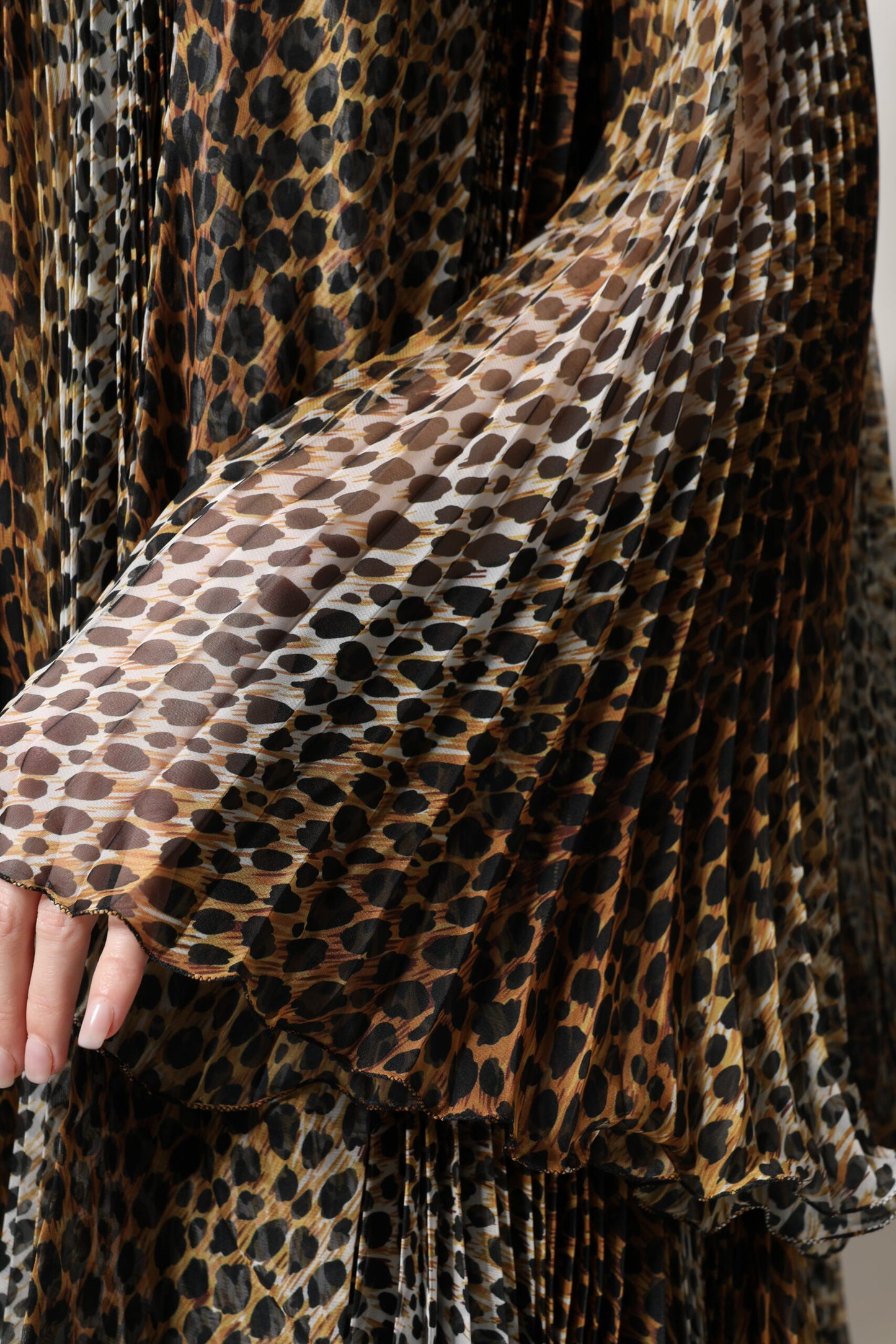 Vestido de gasa con cuello y estampado de leopardo marrón de Dolce & Gabbana