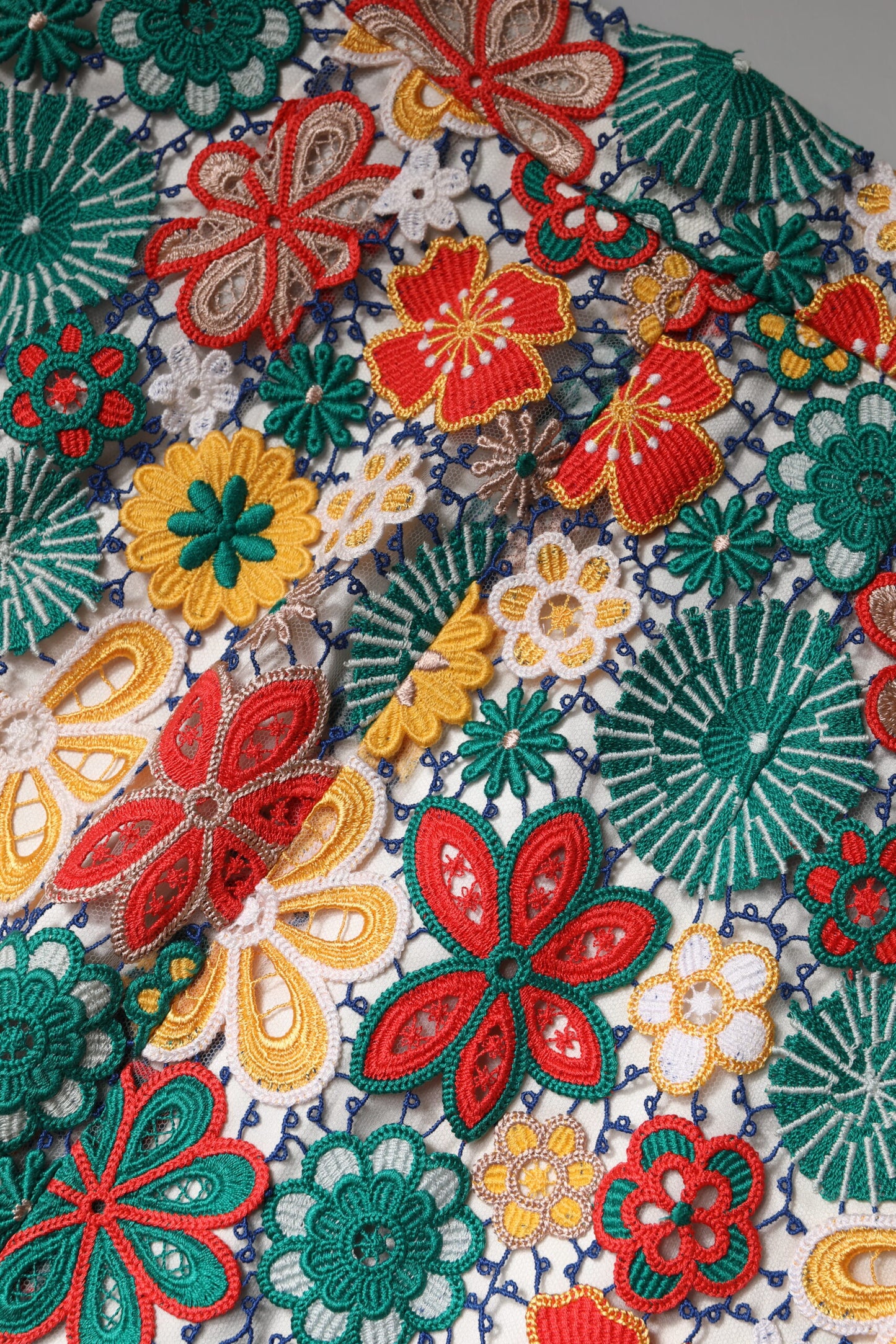 Minifalda de talle alto con encaje floral multicolor de Dolce & Gabbana