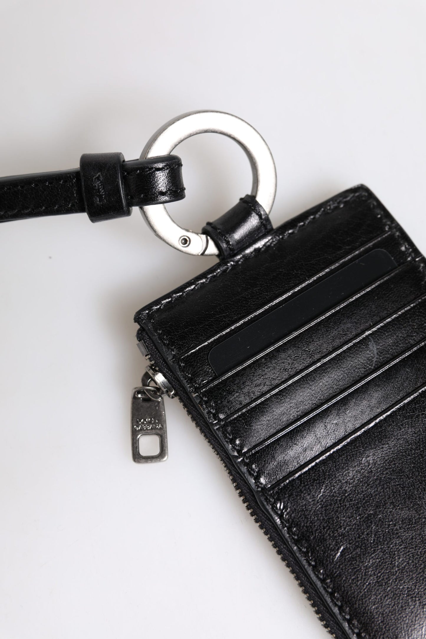 Tarjetero tipo cartera con cordón de cuero negro con logo grabado de Dolce & Gabbana