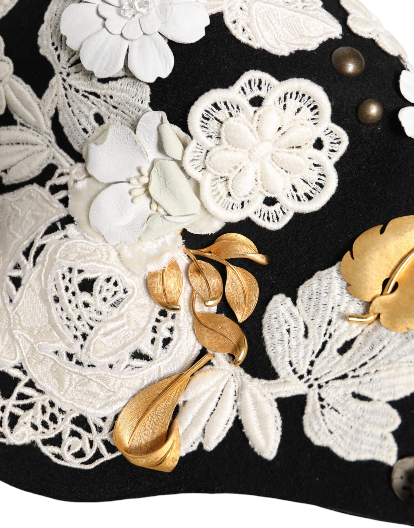 Sombrero Cloche Dolce & Gabbana de Lana Negra con Flores Blancas y Hojas Doradas