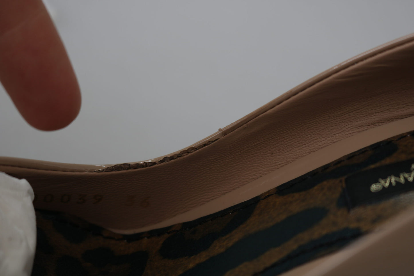 Zapatos de tacón de aguja Dolce & Gabbana de charol beige