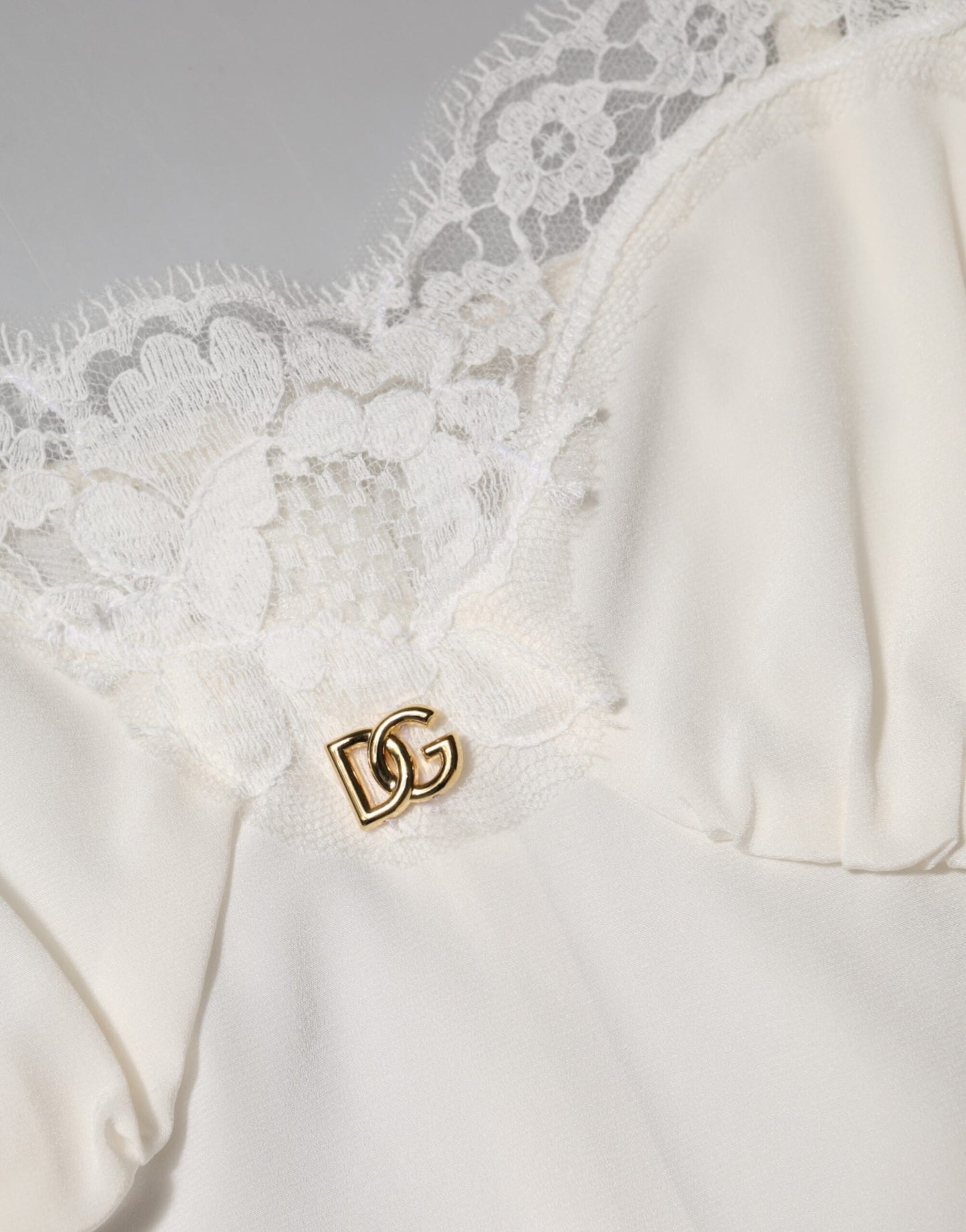 Dolce & Gabbana Vestido de Dormir de Seda con Encaje Blanco y Logo DG Dorado