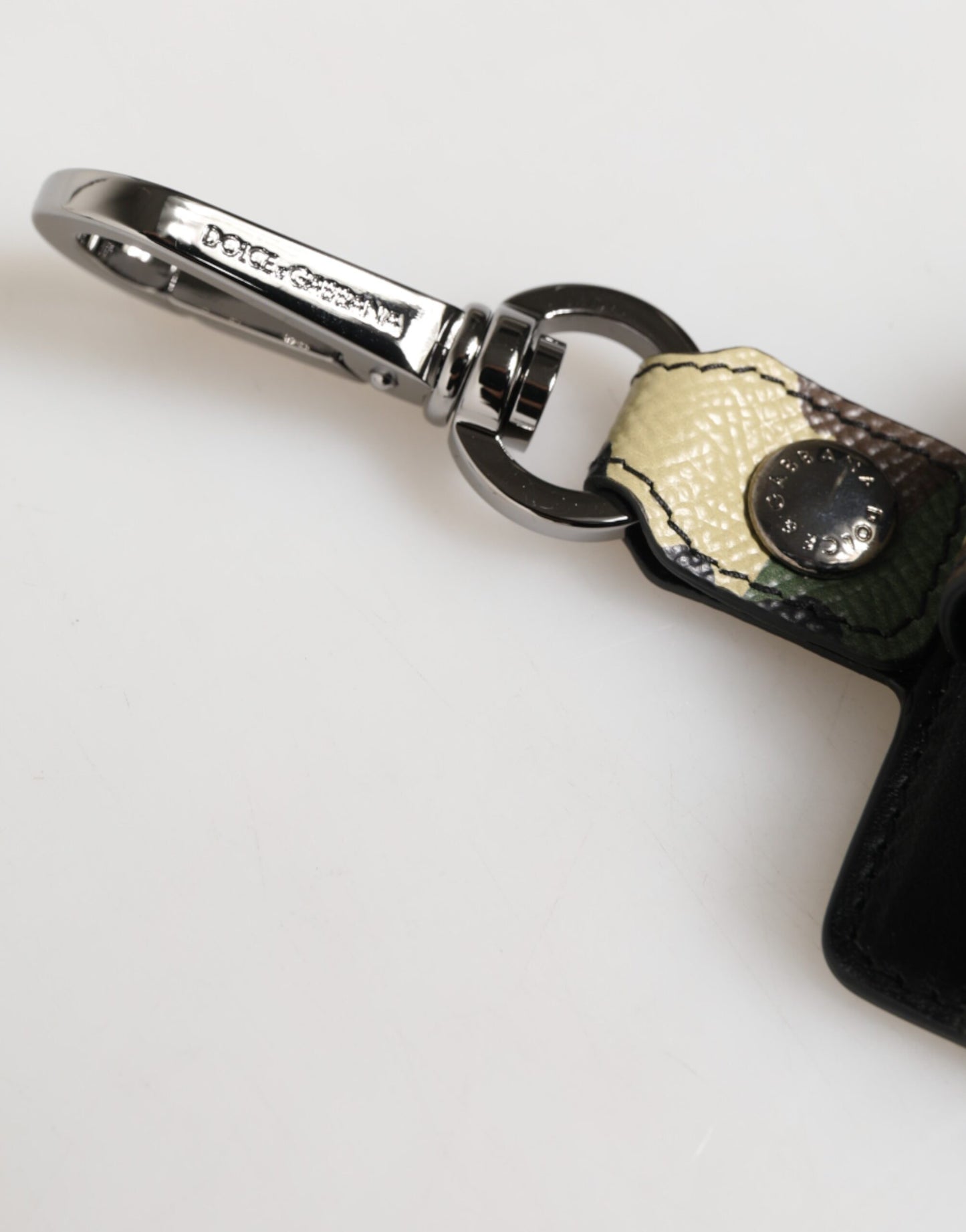 Estuche para Airpods Dolce & Gabbana de piel camuflaje multicolor con accesorio de metal