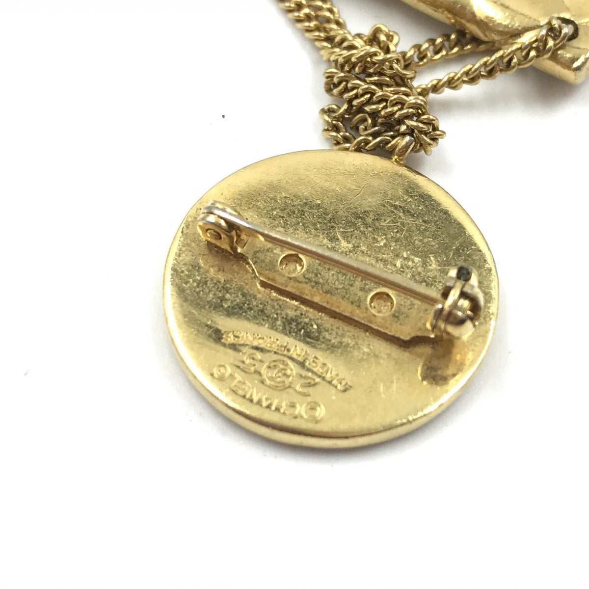 Broche De Chanel Chapado En Oro Con Motivo De Bolso