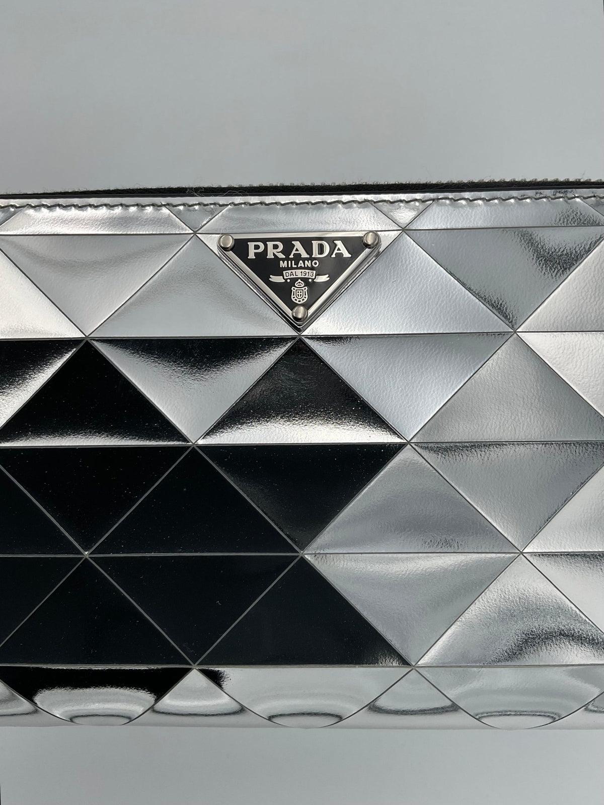 Portefeuille Prada Mirror avec fermeture éclair et finition miroir