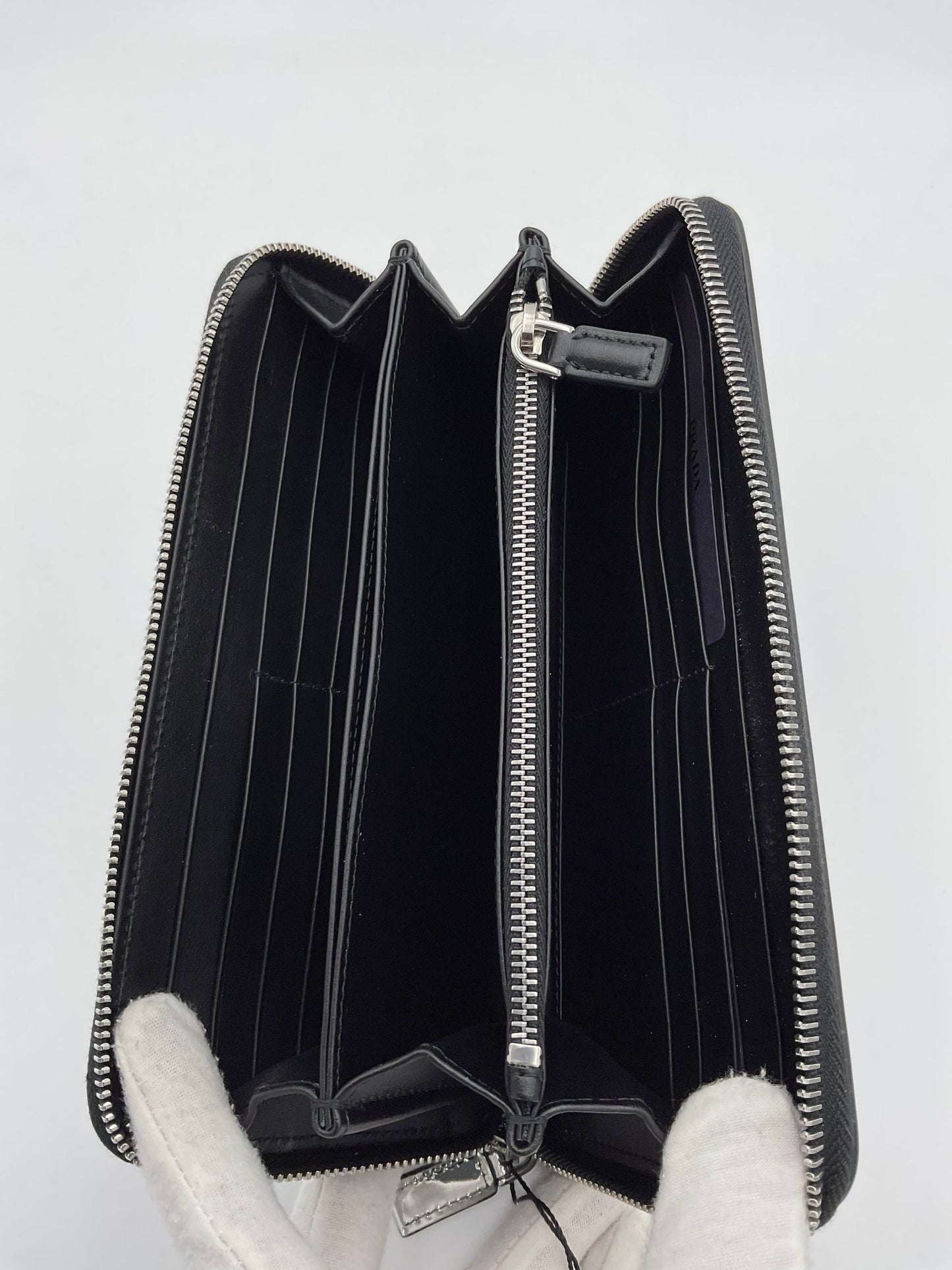 Portefeuille Prada Mirror avec fermeture éclair et finition miroir