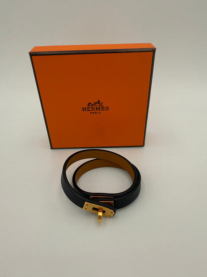 Hermès Brazalete con Cruce Destacado en Tiras Kelly
