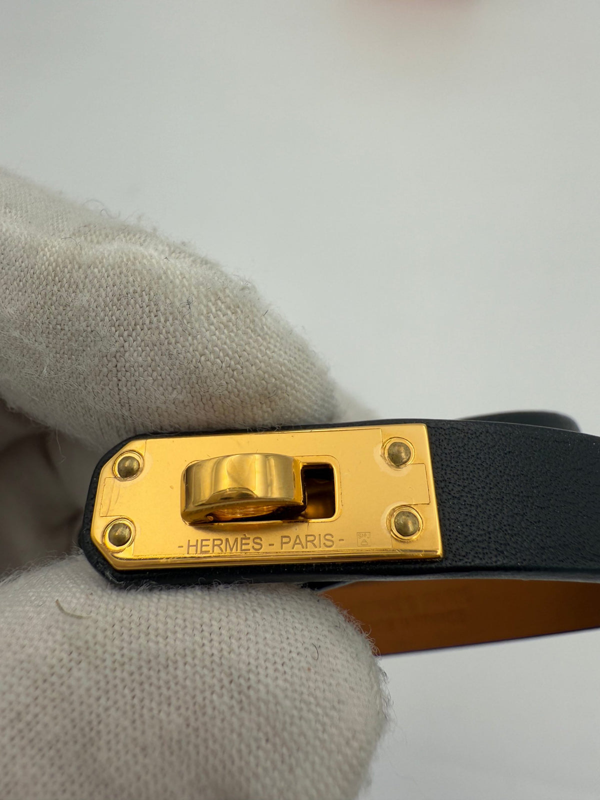 Hermès Brazalete con Cruce Destacado en Tiras Kelly