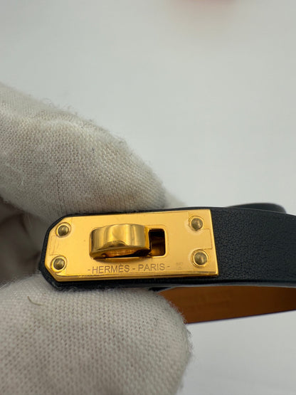 Hermès Brazalete con Cruce Destacado en Tiras Kelly