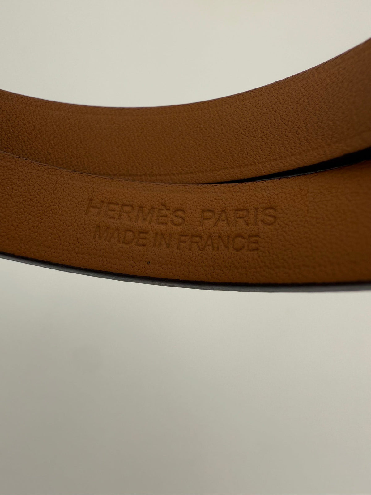 Hermès Brazalete con Cruce Destacado en Tiras Kelly