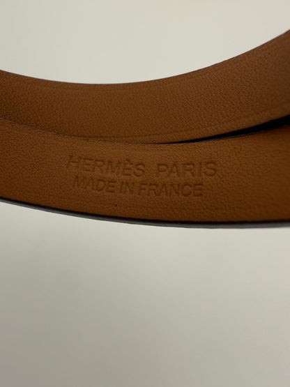 Hermès Brazalete con Cruce Destacado en Tiras Kelly