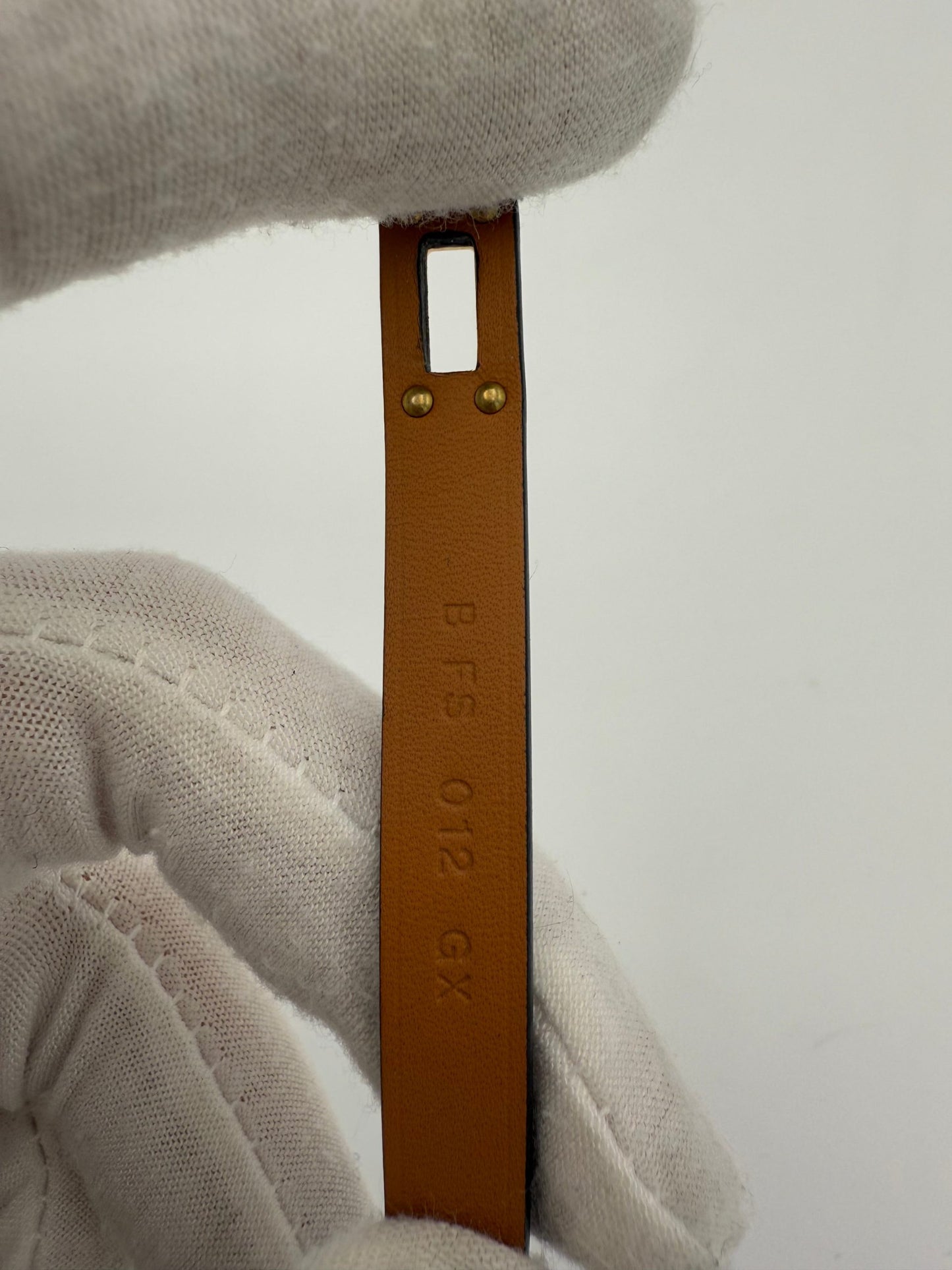 Hermès Brazalete con Cruce Destacado en Tiras Kelly