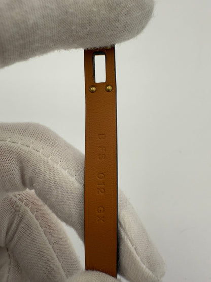 Hermès Brazalete con Cruce Destacado en Tiras Kelly