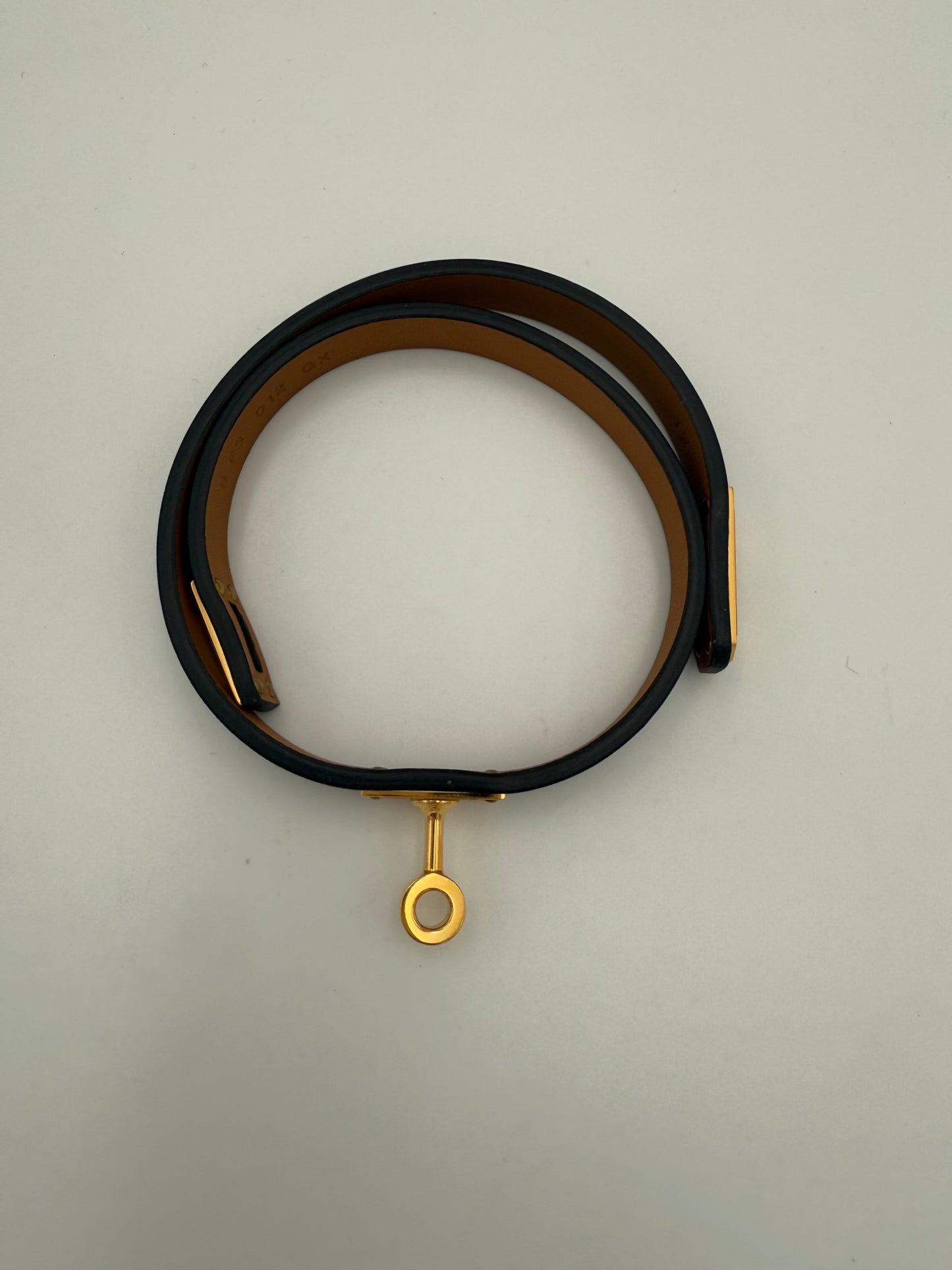 Hermès Brazalete con Cruce Destacado en Tiras Kelly