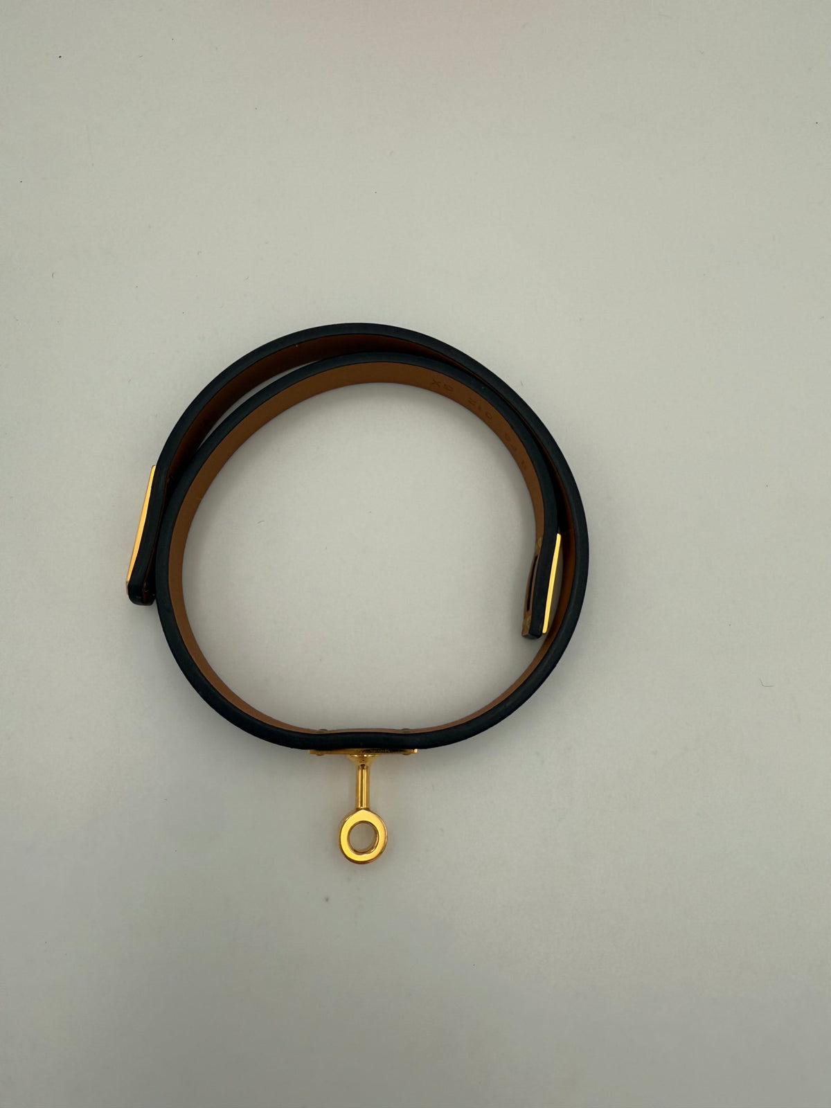 Hermès Brazalete con Cruce Destacado en Tiras Kelly