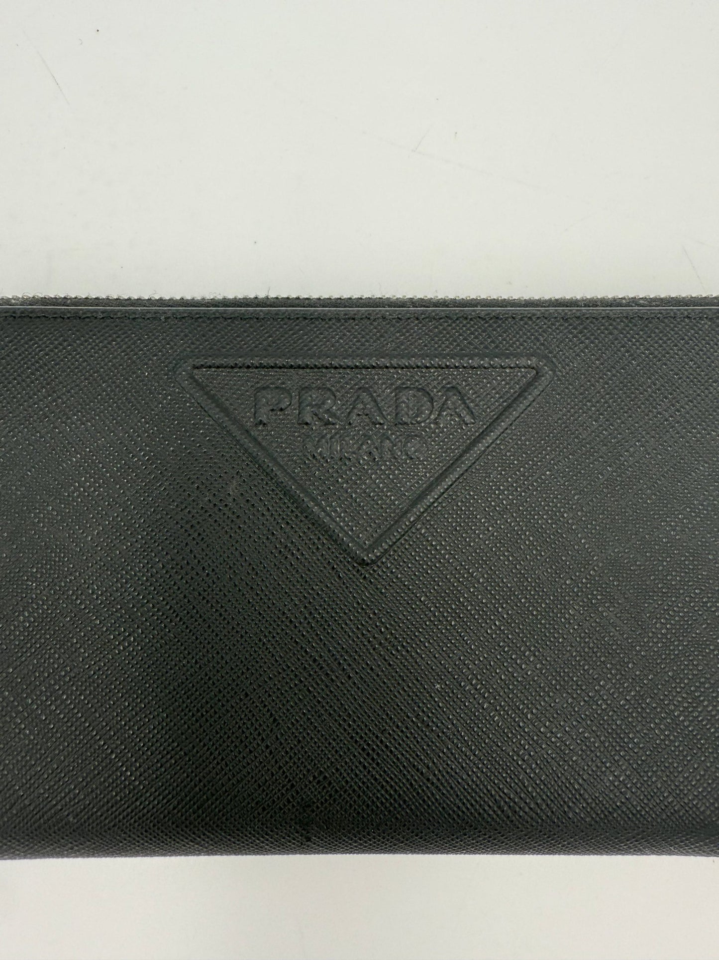 Portefeuille Prada design zippé en cuir Saffiano