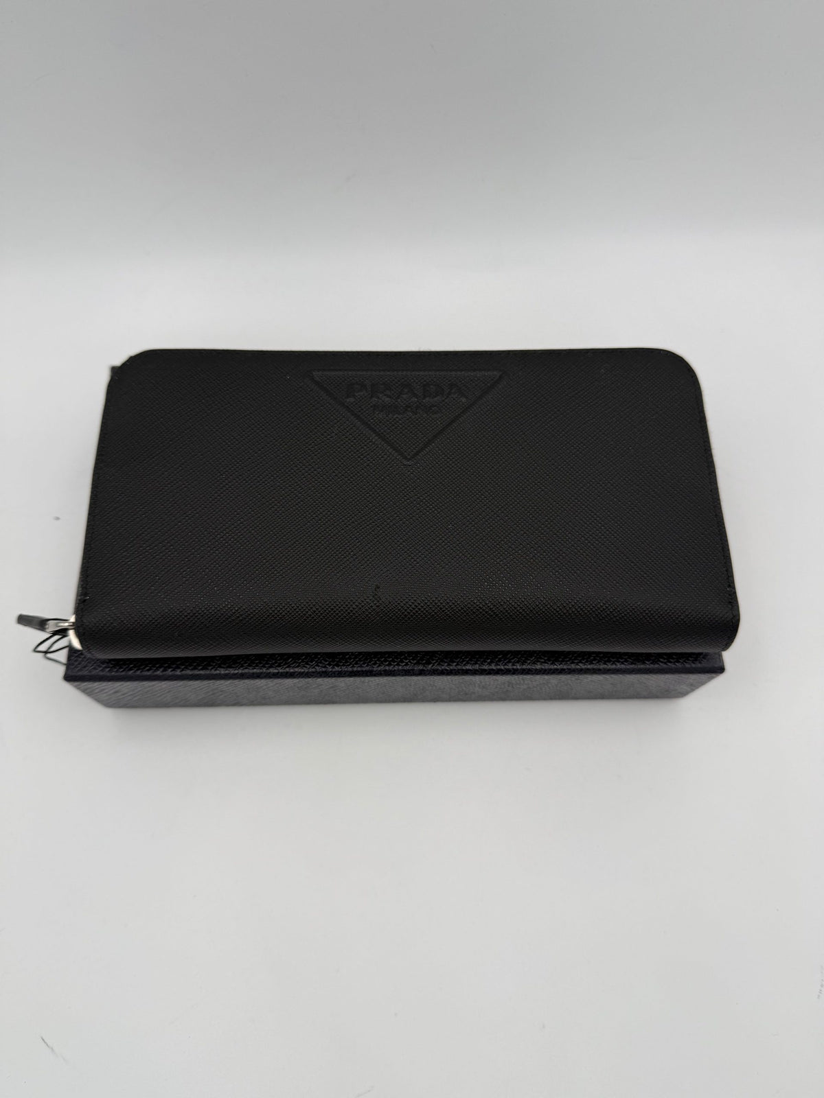 Portefeuille Prada design zippé en cuir Saffiano
