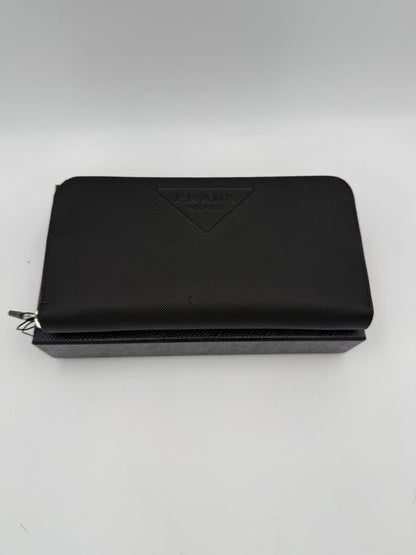 Portefeuille Prada design zippé en cuir Saffiano