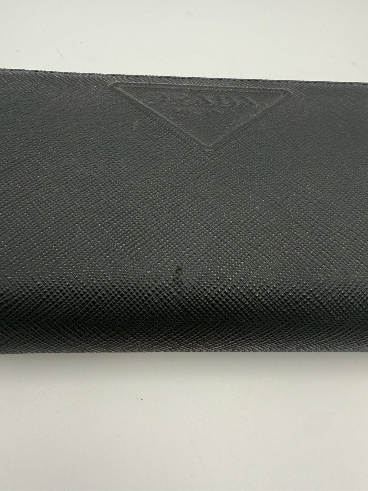 Portefeuille Prada design zippé en cuir Saffiano