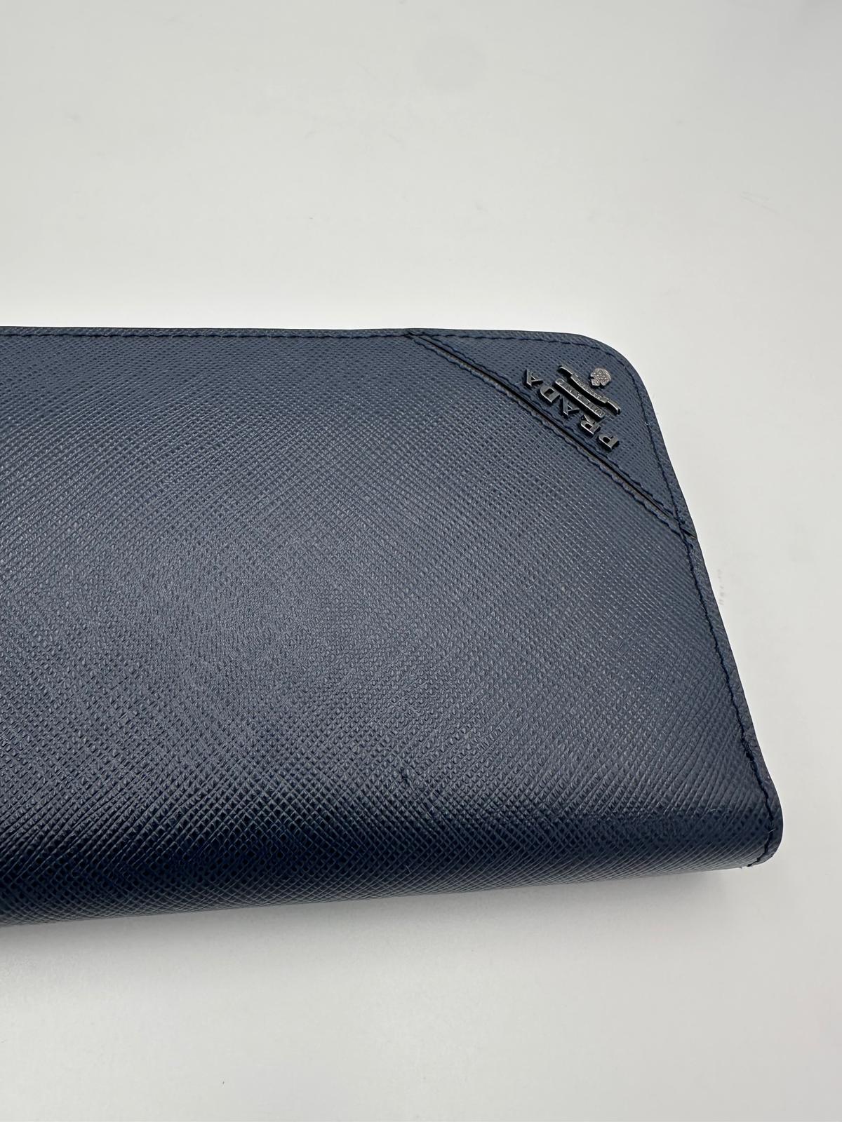 Portefeuille zippé bleu en cuir Saffiano Prada