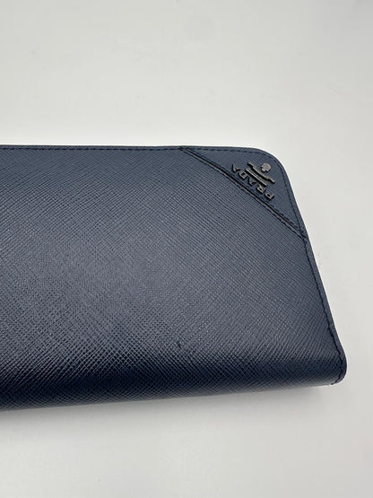 Portefeuille zippé bleu en cuir Saffiano Prada