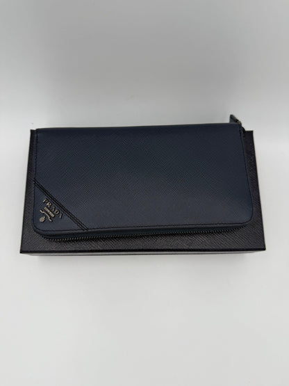Portefeuille zippé bleu en cuir Saffiano Prada