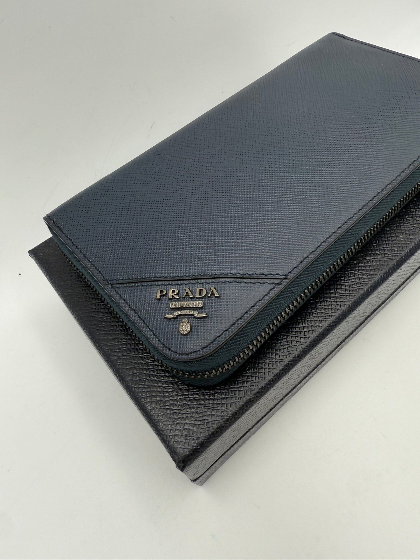 Portefeuille zippé bleu en cuir Saffiano Prada