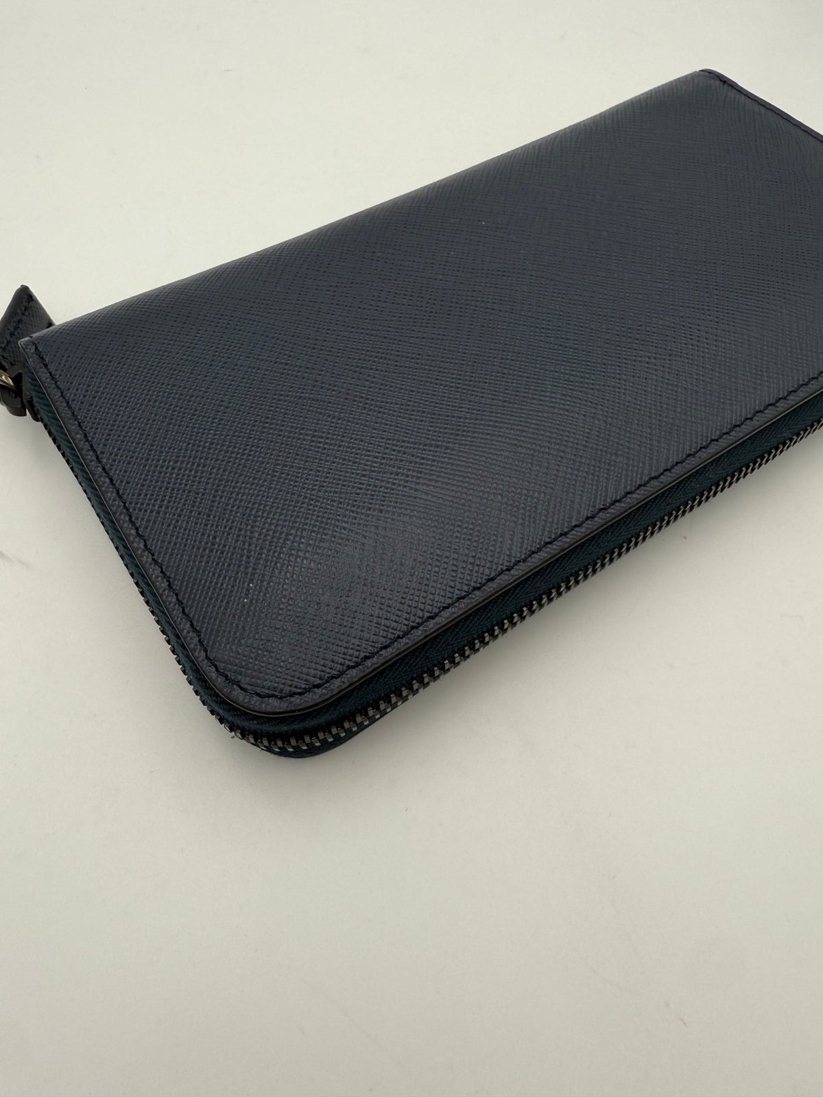 Portefeuille zippé bleu en cuir Saffiano Prada