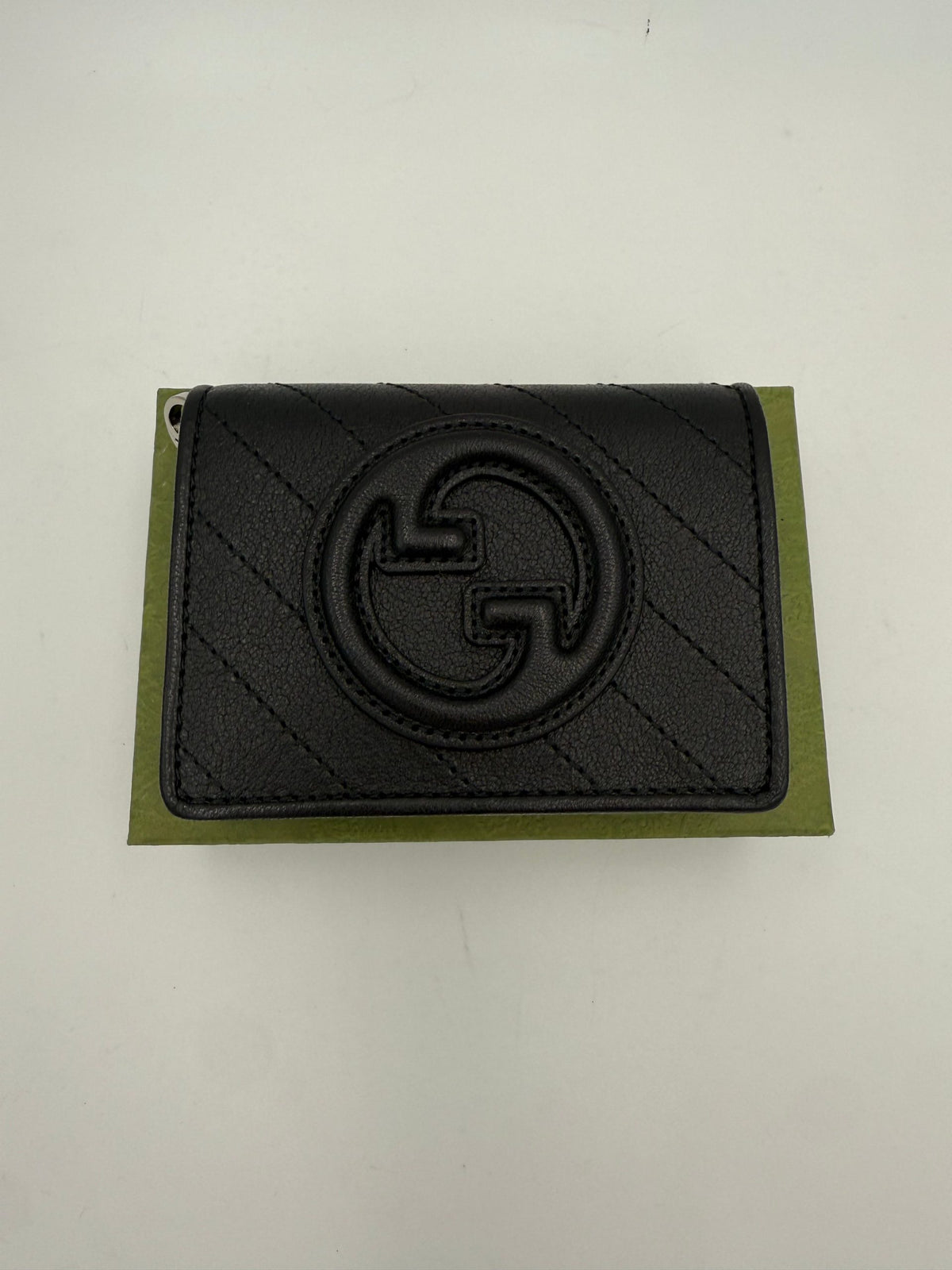 Portefeuille compact Gucci modèle GG Blondie en noir