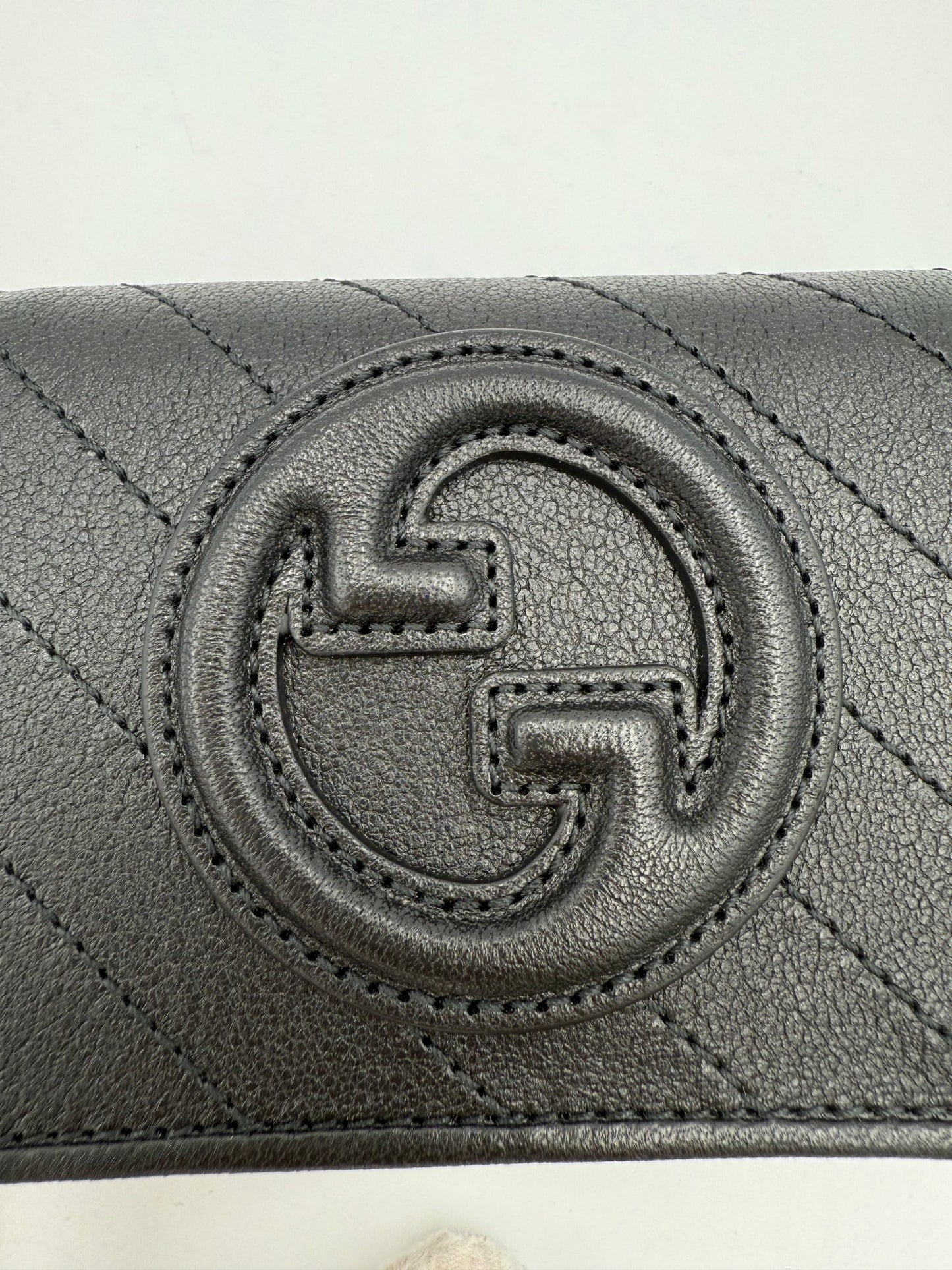 Portefeuille compact Gucci modèle GG Blondie en noir