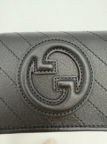 Portefeuille compact Gucci modèle GG Blondie en noir