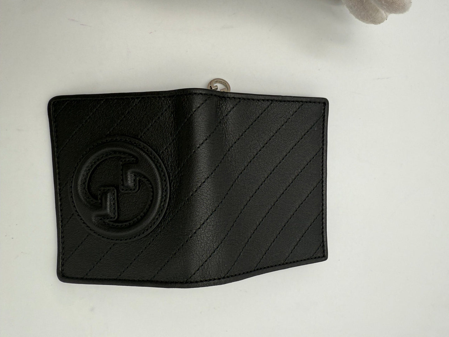 Portefeuille compact Gucci modèle GG Blondie en noir