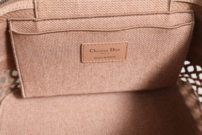 Christian Dior Trousse de toilette en filet brodé pour voyage