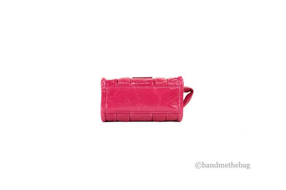 Sac bandoulière Marc Jacobs The Shiny Crinkle Micro Tote en cuir magenta