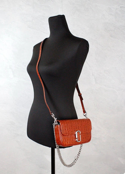 Sac bandoulière Marc Jacobs The Mini Shoulder Bag en cuir embossé marron épicé