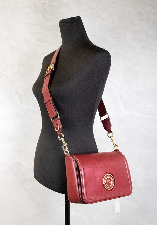 Bolso bandolera Marc Jacobs Medium Metal Signet Syrah de cuero liso con solapa