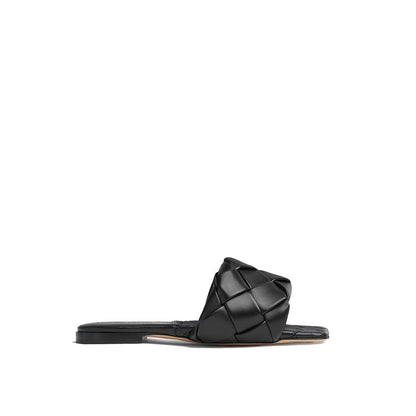 Sandalias planas Bottega Veneta de cuero de cordero negras