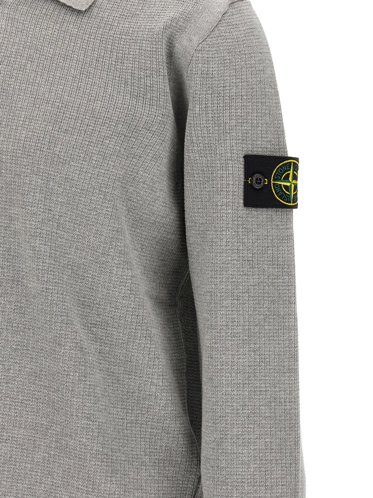 Polo de algodón Stone Island en color gris clásico