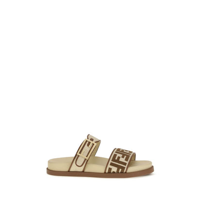 Sandalias planas Fendi de rafia marrón