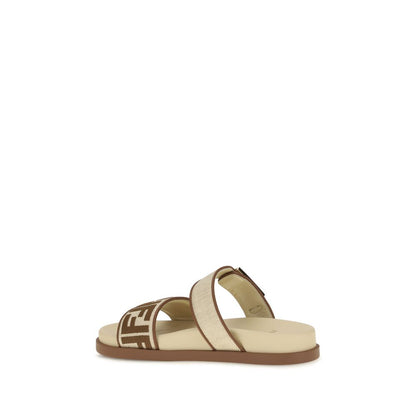 Sandalias planas Fendi de rafia marrón