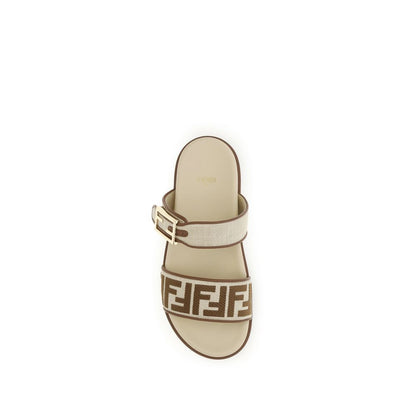 Sandalias planas Fendi de rafia marrón