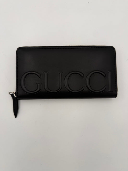 Gucci GUCCI Cartera Negra con Cierre de Cremallera y Logotipo Frontal en Relieve
